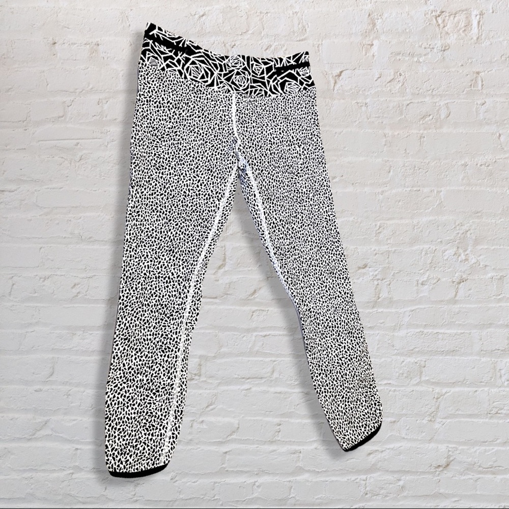 lululemon Geometric Rose Cropped Legging
